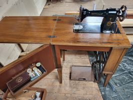 Antike eingebaute Nähmaschine Bernina