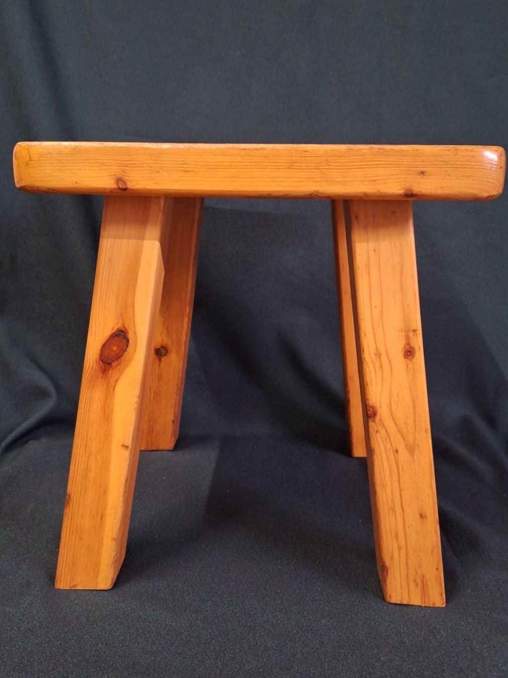 Articoli in legno: Vintage robuster Kieferholz Blumenhocker – Usato da Arlesheim venduto da shopradl