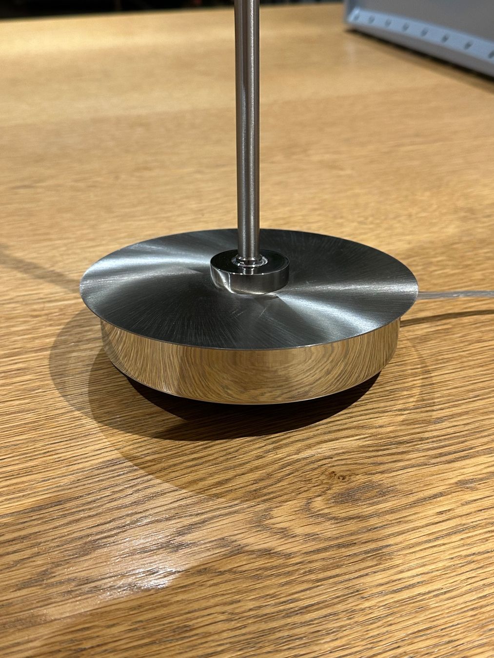 Lampen: Elegante Tischlampe, LED – Gebraucht aus Othmarsingen von MyKauf 4