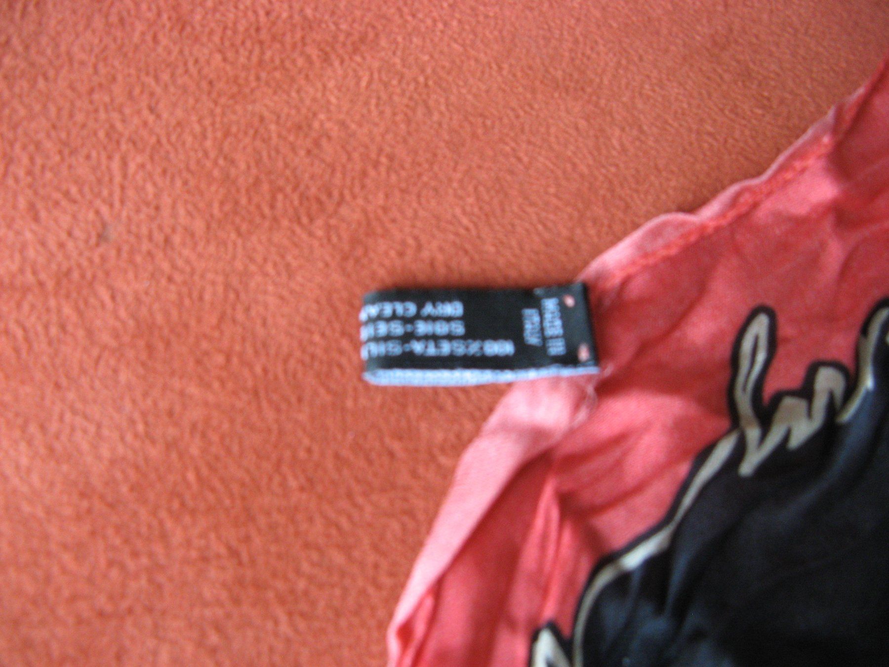 DKNY Foulard & Sciarpe: Seidenfoulard DKNY mit Herzen – Usato da Zürich venduto da apil 2