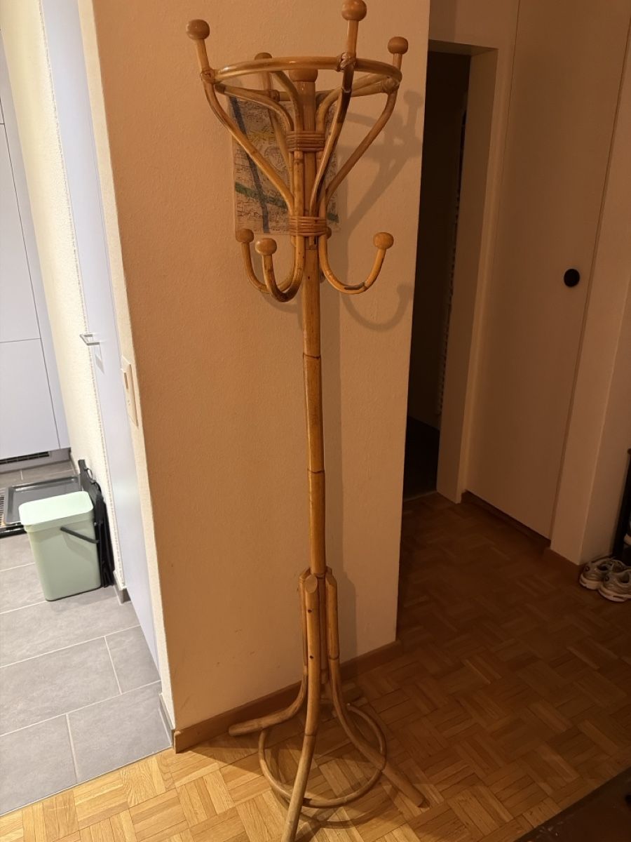 Guardaroba: Bamboo coat rack with tray good condition – Usato da Zürich venduto da sil_g7kp