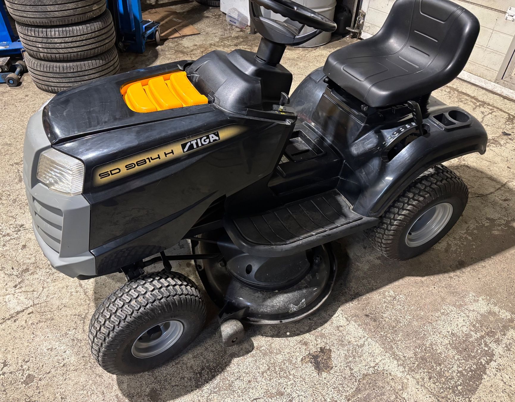 Stiga Tagliaerba: Stiga Rasentraktor SD 9814 – Usato da Grono venduto da Alpina6537