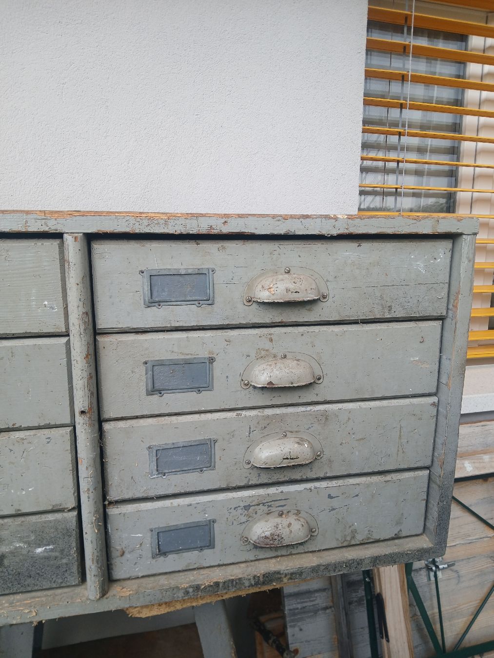 Cassettiere: Meuble  ancien en sapin 8  tiroirs en queue d' aigle  – Usato da Corcelles-Payerne venduto da evalyne 2