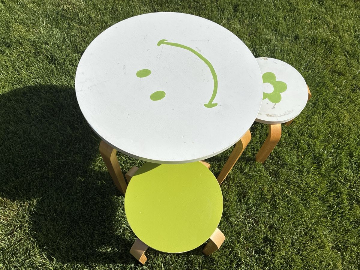 Set de table et chaises: Kindertisch mit zwei Stühlen – D'occasion à Mönchaltorf par doegger