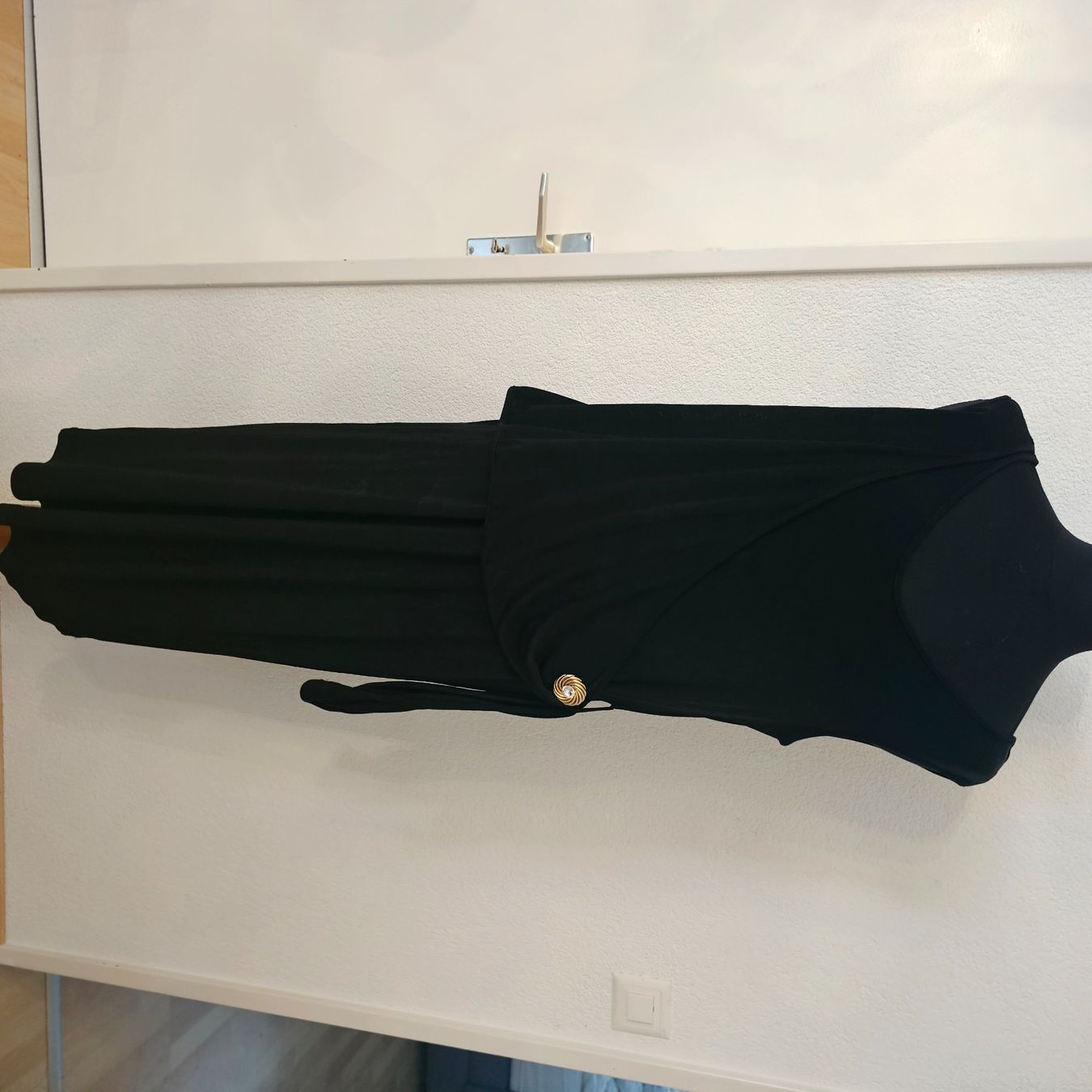 Kleider: Kleid schwarz Grösse 46mit Schmuckkn opf – Neu (gemäss Beschreibung) aus wolfhalden von 46464646 7