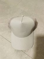 Cappellino grigio e verde