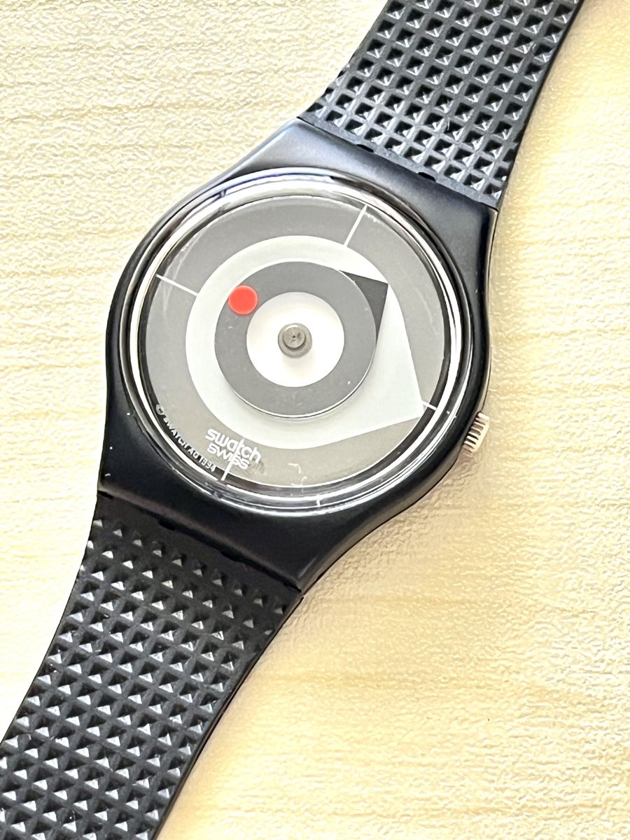 Swatch Orologi: Swatch Uhr schwarz mit rotem Akzent  – Usato da Grenchen venduto da chththl