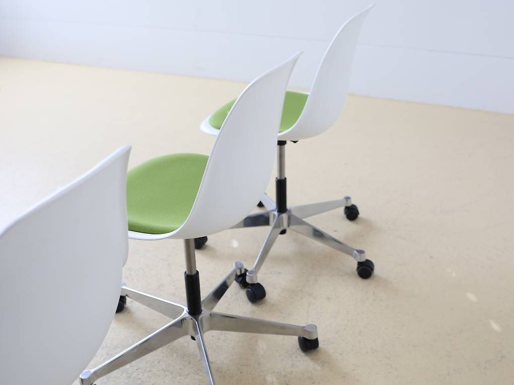 Vitra Stühle: Eames Plastic Bürostuhl von VITRA mit Sitzpolster – Gebraucht aus Meinisberg von atelier_TILIJA 8