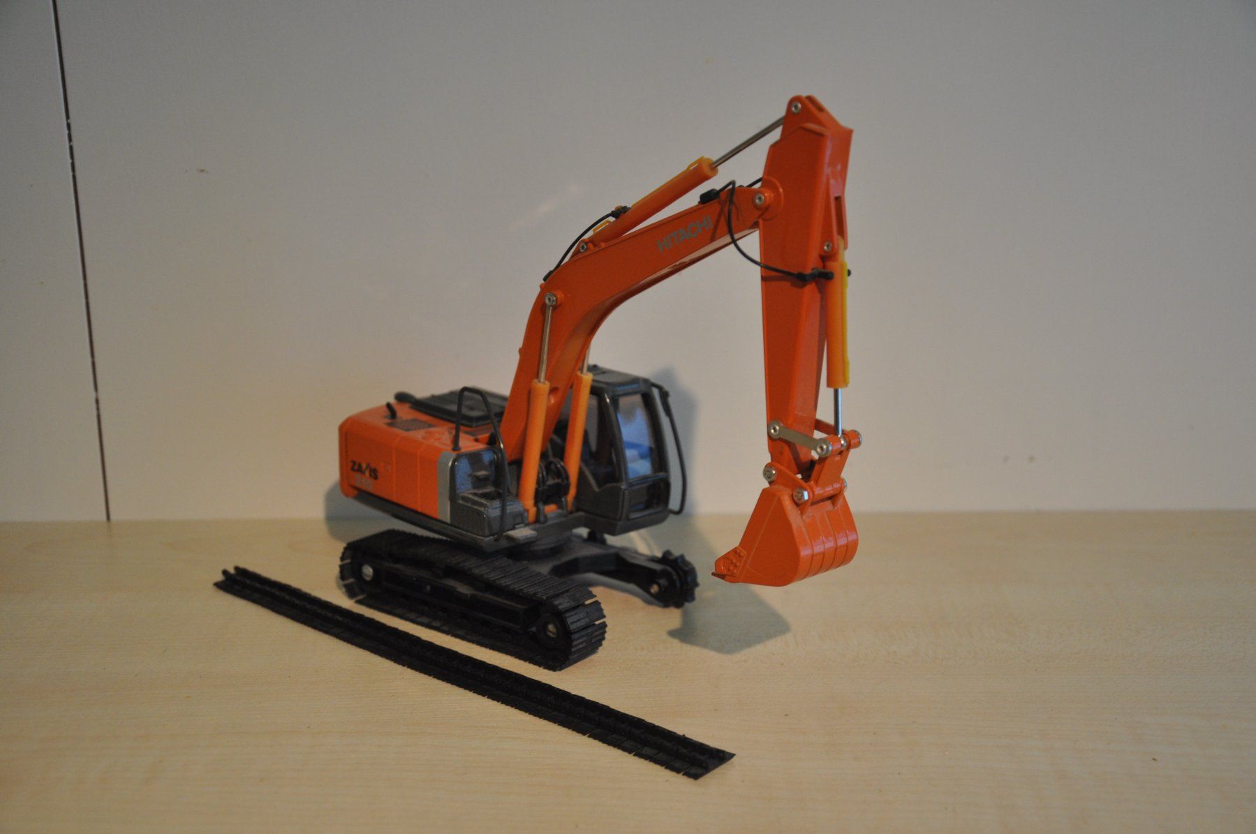 Modellbausätze & Standmodelle: HITACHI ZX 210 Raupenbagger – Defekt aus Mitlödi von worker04 3