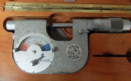 Mikrometer Etalon mit Toleranzanzeige