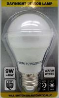 LED-LAMPE MIT   TAG / NACHT   SENSOR    9W / E27