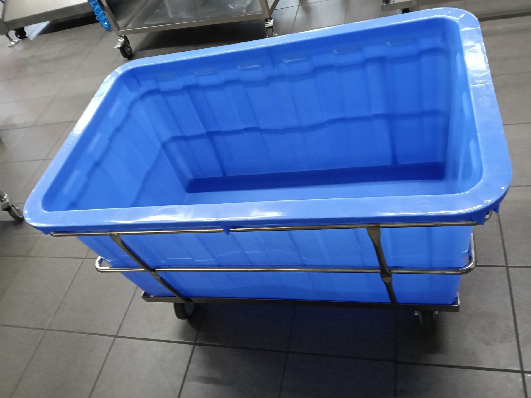 Contenitori edile: 200L Robuster Kunststoffbehälter mit Edelstahl-Trolley – Nuovo (secondo la descrizione) da Küsnacht ZH venduto da SwissRicardo2015 2