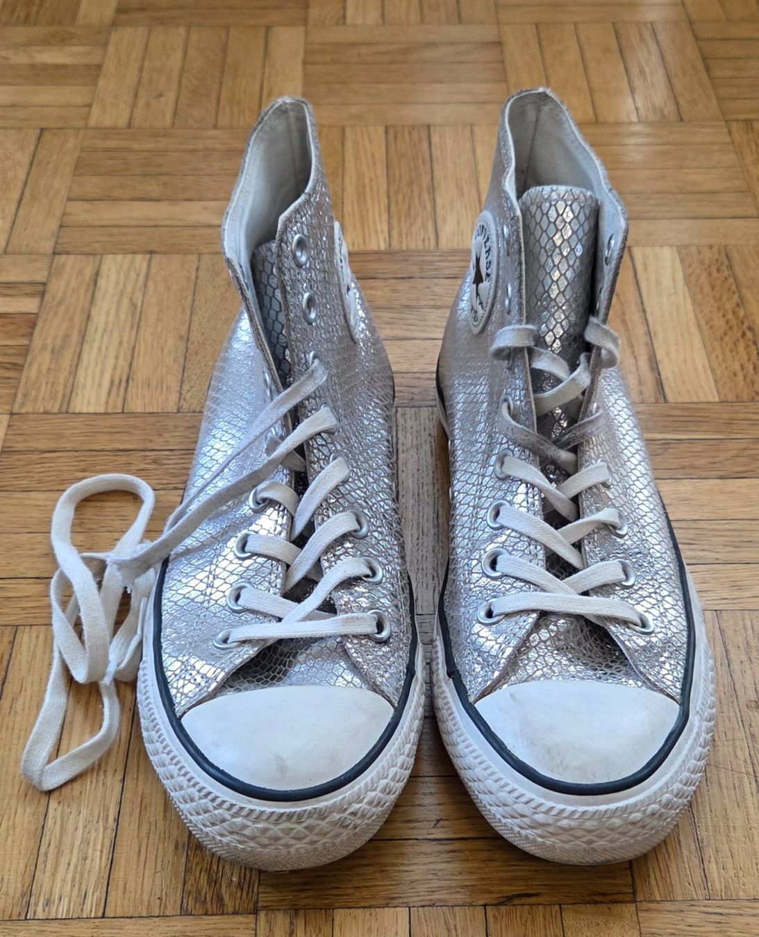 Converse Chaussures femmes: Converse All Star Chucks Silber Grösse 39,5 – D'occasion à Brüttisellen par ruebli-fan13
