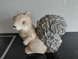 Dekorative Eichhörnchen Figur aus Stein für den Garten 🐿️