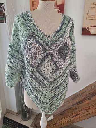 Gehäkelter Poncho grün grau Muster V-Ausschnitt neu