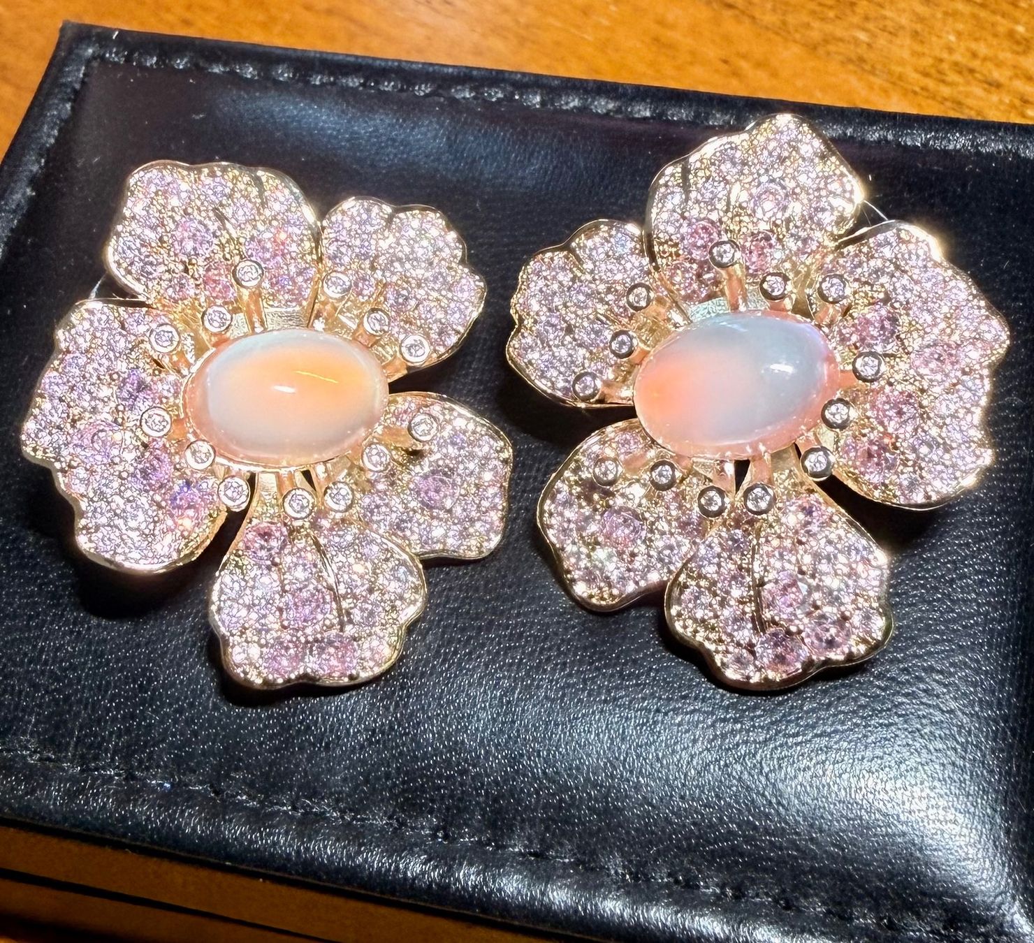 Orecchini pendenti & Orecchini a lobo: Boucles d’oreilles Fleur de Rosée – Nuovo e nell'imballaggio originale da St-Maurice venduto da Sandrinette123