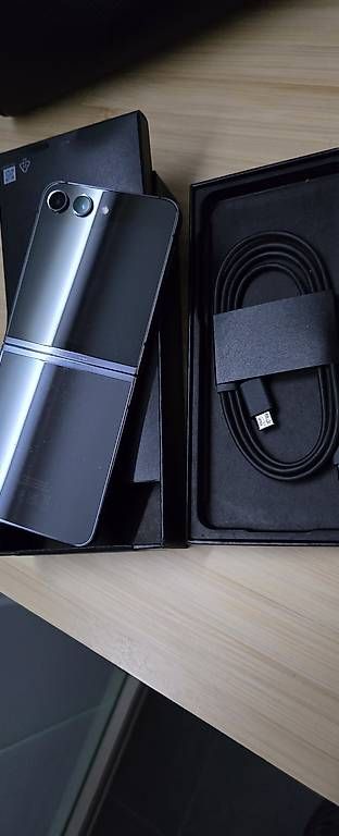 Samsung Telefoni cellulari / Smartphones: Samsung galaxy z flip 5 512 Gb – Usato da Rothenthurm venduto da eftoya