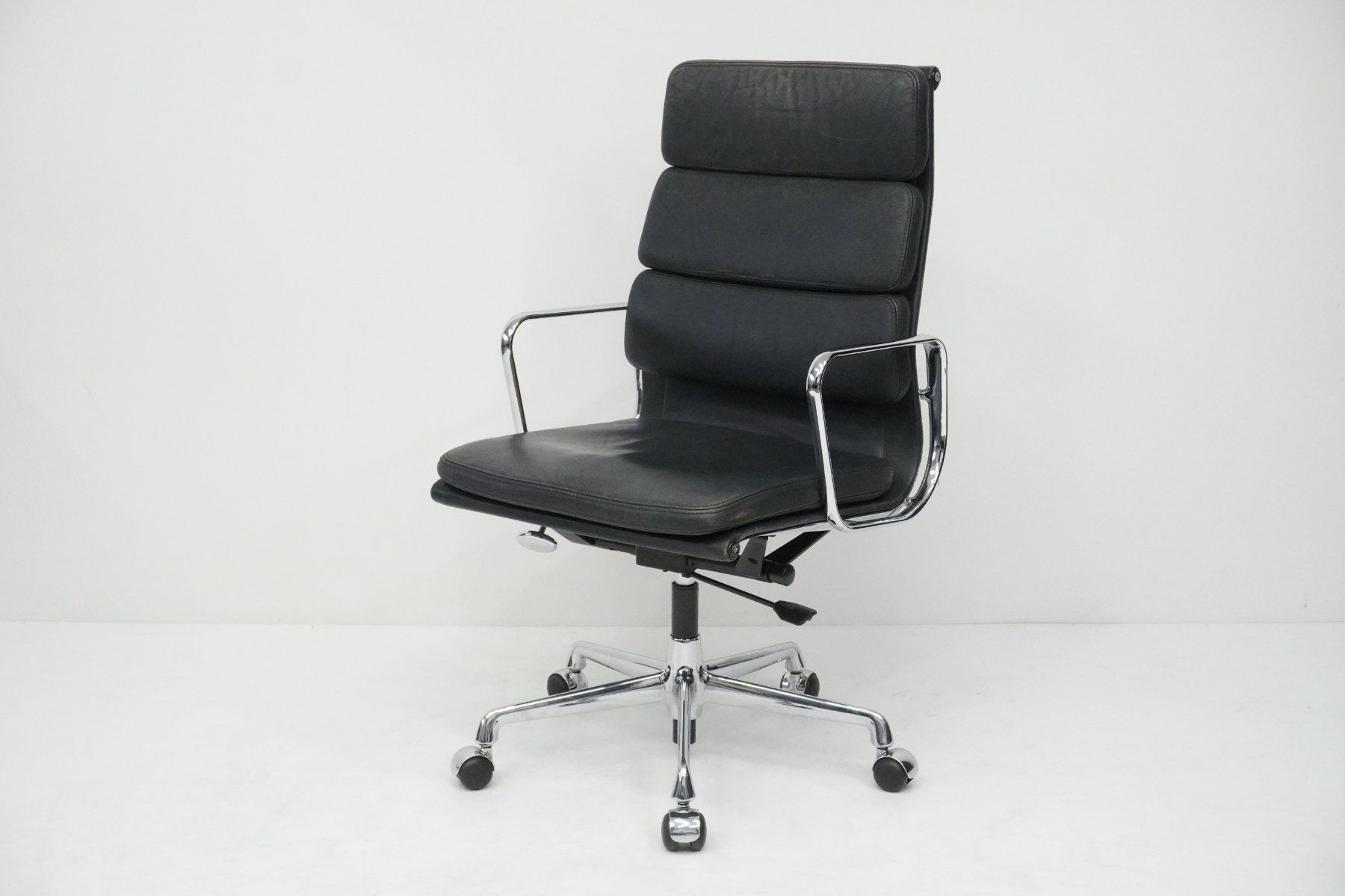 Vitra Sedie: Vitra Eames Soft Pad EA219 dunkelblau 1984 Designklassiker – Usato da Bad Zurzach venduto da QLASSIQ 2