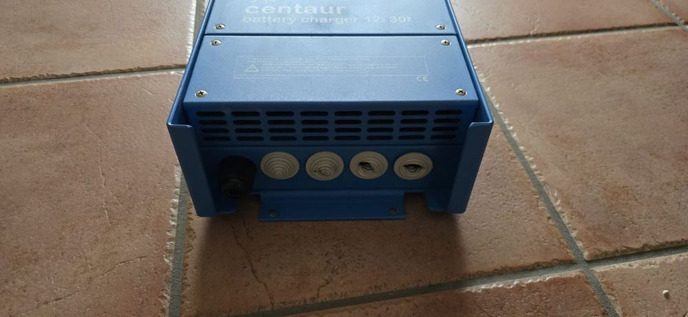 Caricabatterie: Victron Energy Centaur Charger 12/30 – Usato da Nürensdorf venduto da MS-Solar 3