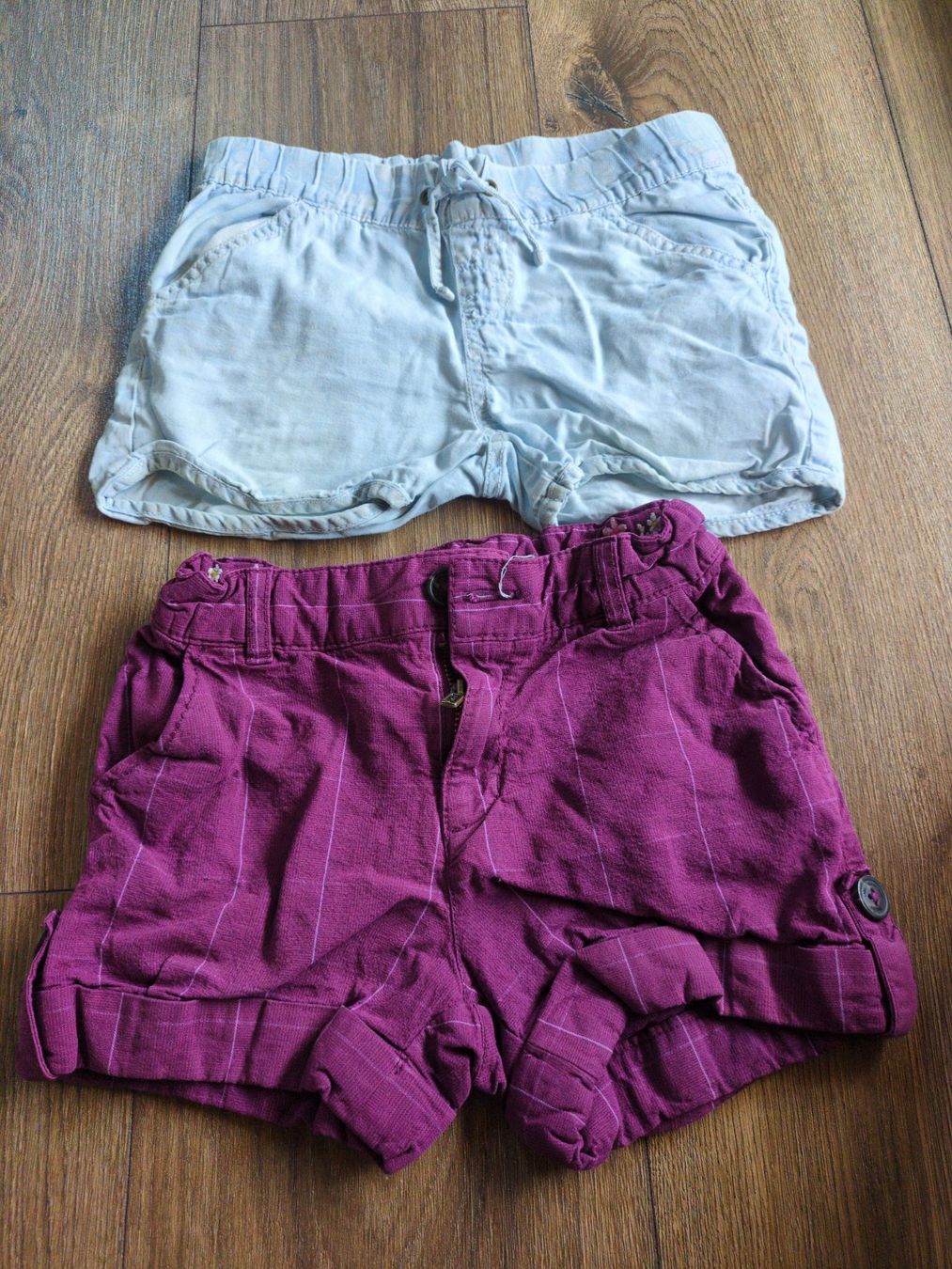 Pantaloni: 2 Kurzhosen Mädchen 110 – Usato da Fankhaus (Trub) venduto da sun_7677