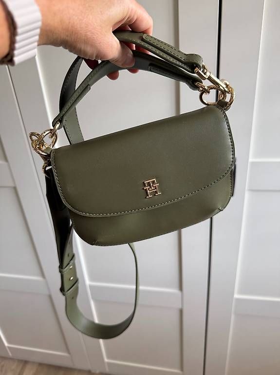Tommy Hilfiger Taschen für Damen: Tommy Hilfiger "Chic Crossover Umhängetasche" in oliv – Gebraucht aus Schöfflisdorf von Babyjane 1