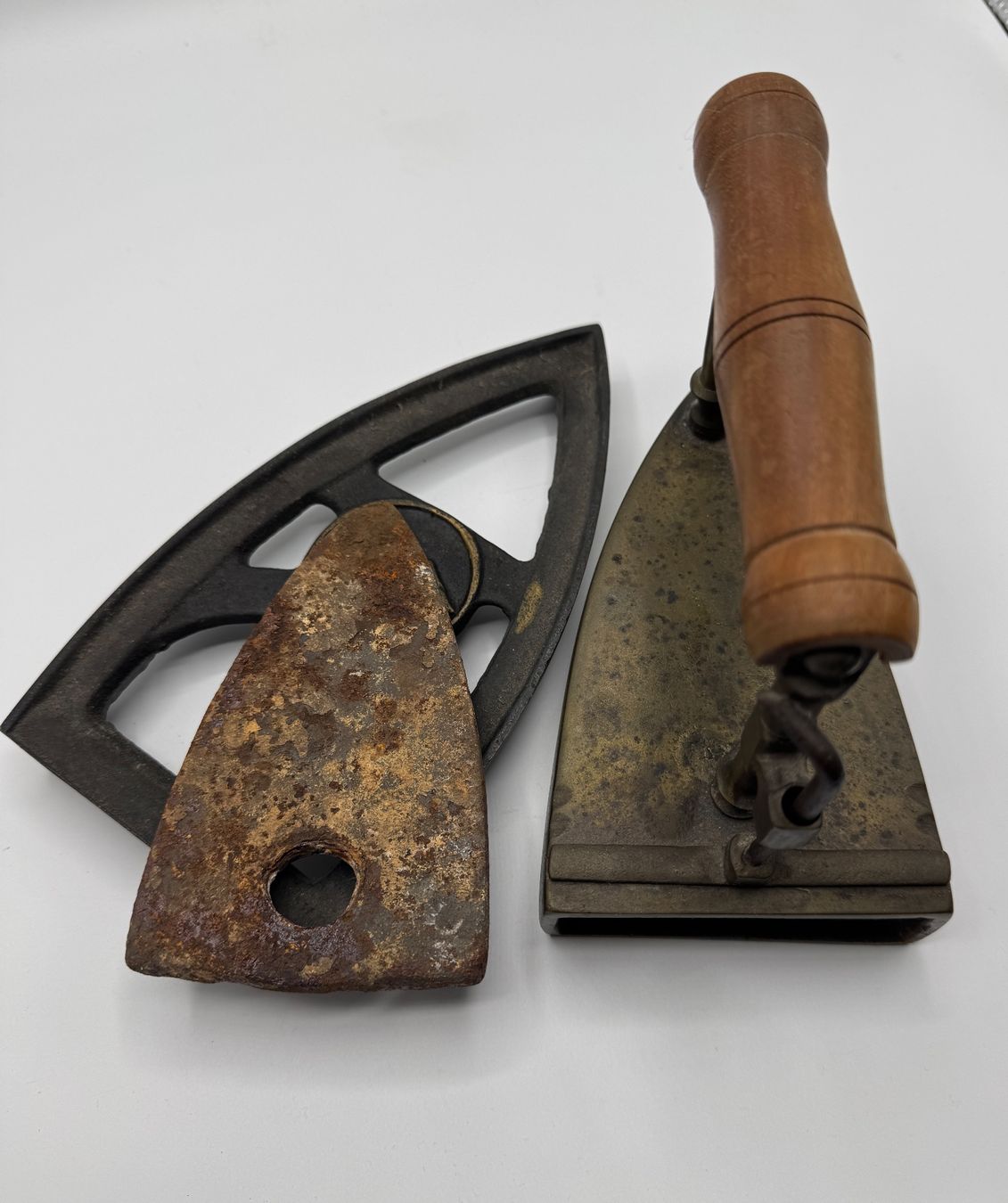 Bügeleisen: Antikes Bügeleisen, Messing mit Holzgriff – Gebraucht aus Sachseln von BONATI01 4