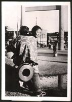 Photo Japanerinnen vor dem grossen Tor d