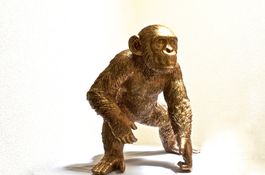 Große Vintage-Skulptur eines Schimpansen aus vergoldetem Kun