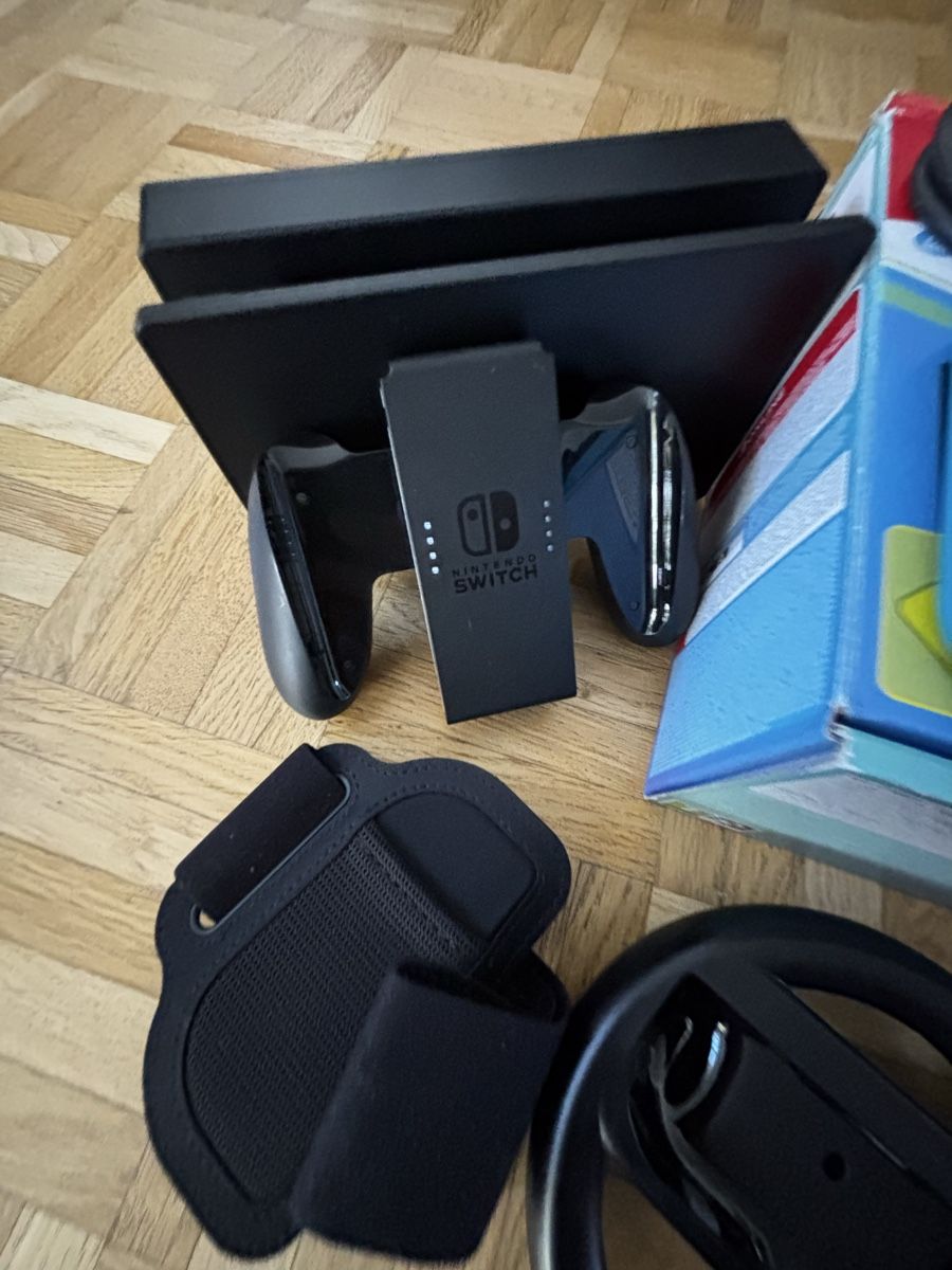 Nintendo Konsolen: Ab CHF 1.–Nintendo Switch Neon Rot/Blau + OVP + 2 Controller – Gebraucht aus Winterthur von fnk_ll2c 2