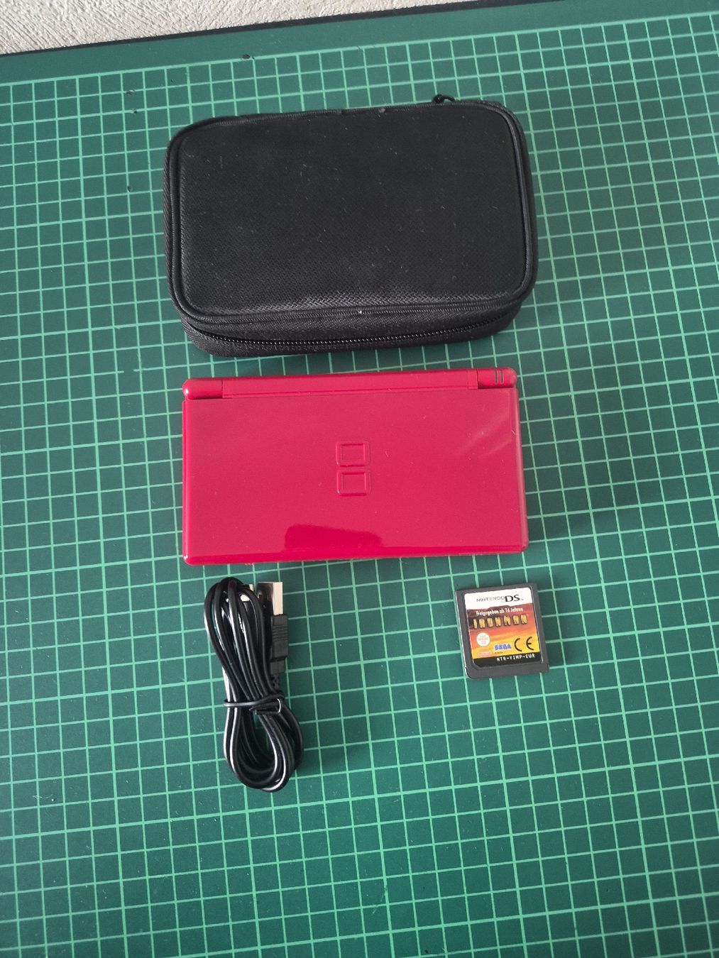 Nintendo Konsolen: Nintendo DS Lite Red + Iron Man, Case and Charger – Neu (gemäss Beschreibung) aus Meyrin von Retro-GZ