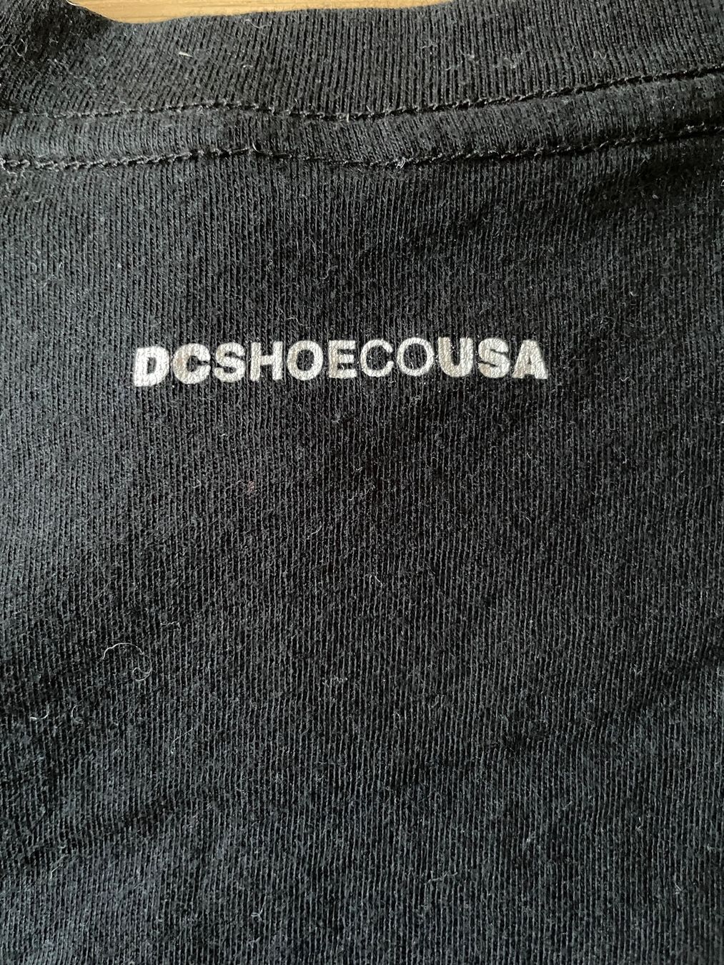 DC shoes Blusen, T-Shirts & Tops: Zwei Shirts von DCshoeCoUSA, Grösse M – Neu (gemäss Beschreibung) aus Chur von adien 4