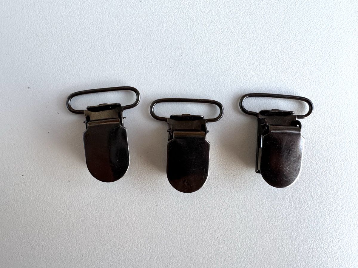 Altro in  Abbigliamento & Accessori: 3 Hosenträgerclip - neu – Nuovo (secondo la descrizione) da St.Gallen venduto da Isnisodo