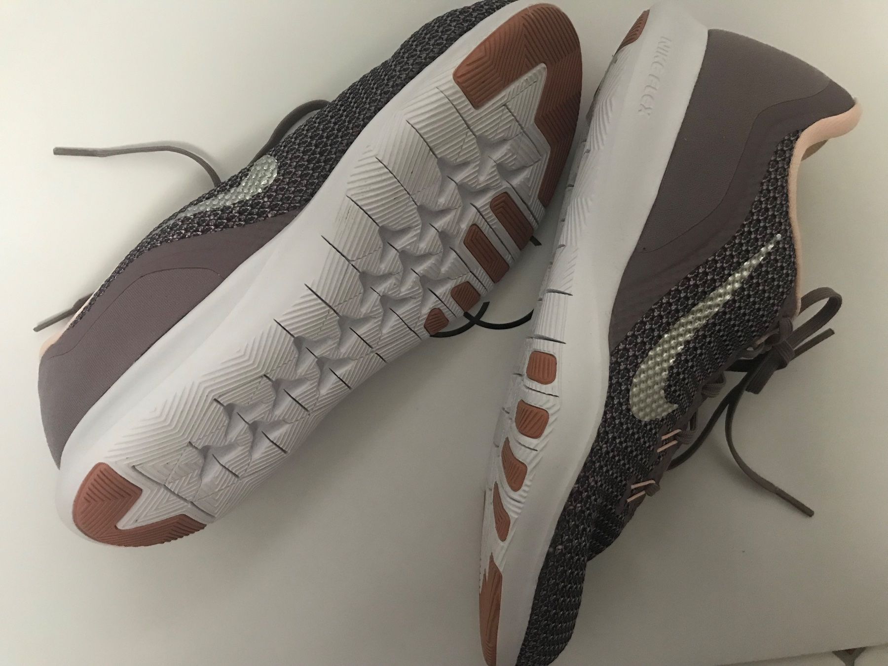 Nike Scarpe da donna: Nike Flex TR 7, Turnschuh Damen, Gr. 40.5, schöne Farbkombi – Usato da Niederteufen venduto da mix18 3