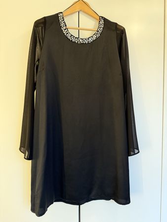 Schickes, kurzes, schwarzes Kleid mit transparenten Ärmeln