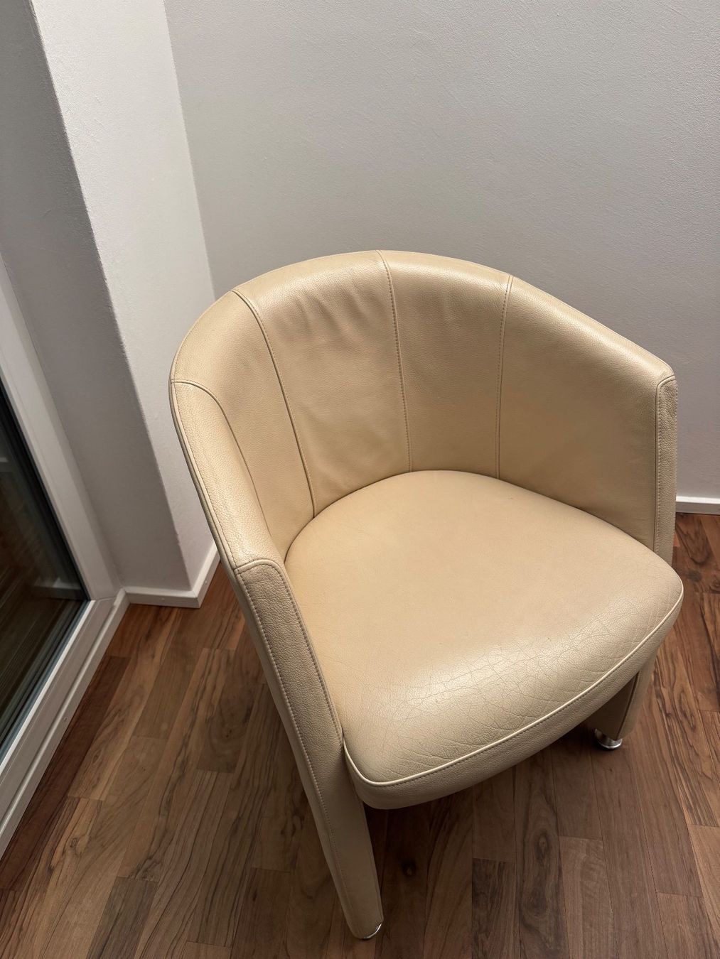 Rolf Benz Sedie: 5 Rolf Benz Leather Chairs - cream – Usato da Zumikon venduto da Mark2511