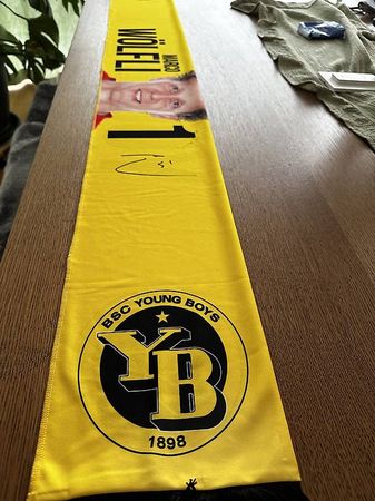 Limitierter YB - Schal zu verkaufen
