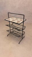 Kultiger Vintage-Zeitungsständer / Beistelltisch mit Resopal