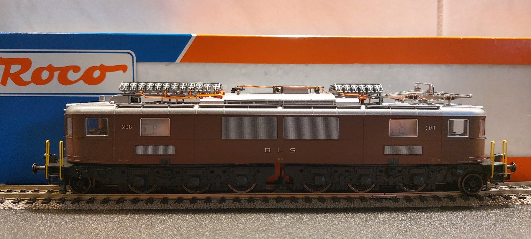 Roco Modelleisenbahnen: Roco 43710 - Ae 6/8 208 der BLS - mit DSS – Neu und originalverpackt aus Rotkreuz von MOBAHN-1zu87 5