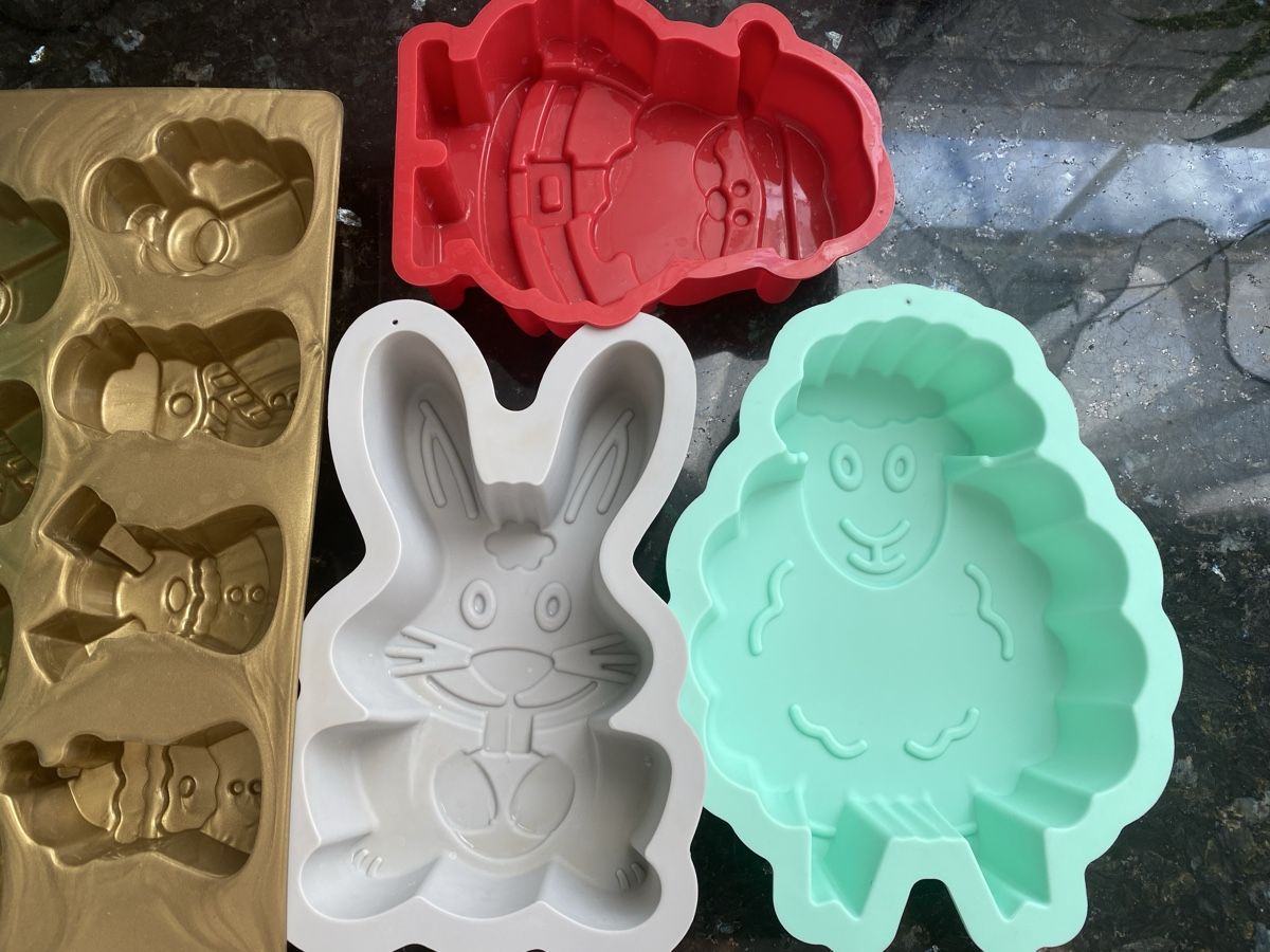 Teglie da forno: Silikon Backformen: Ostern, Samichlaus, Schaf – Usato da Buchrain venduto da Sisi83 2
