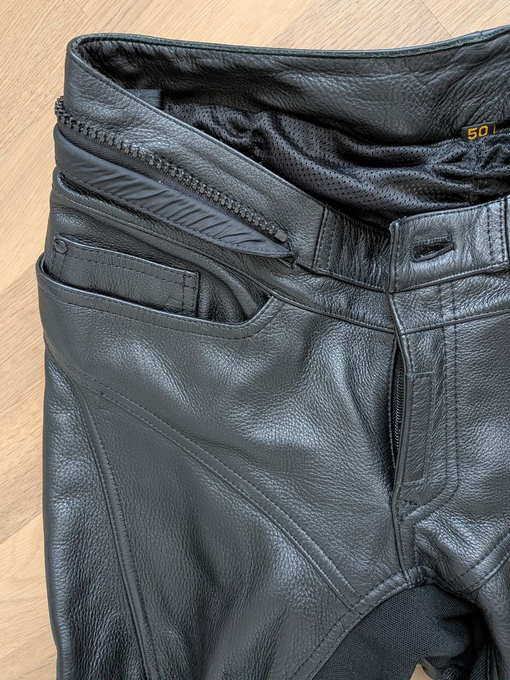 IXS Pantaloni: Motorrad Lederhose IXS – Nuovo (secondo la descrizione) da Reutigen venduto da Aprilia-0046 2