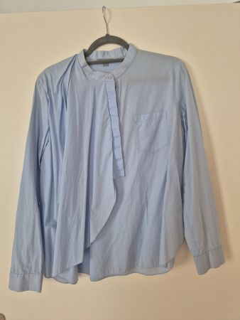 COS hellblaues Hemd mit Drapierung