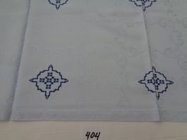 Hellblaue Damast Tischdecke mit Stickereien maschinell
