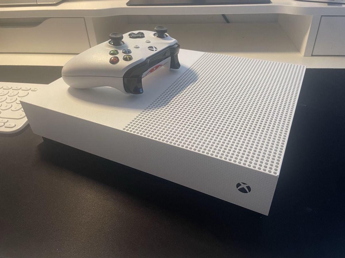 Microsoft Console: Xbos One S Digital – Usato da Zürich venduto da aug_ssr9