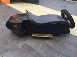 Seitenwagen mit Reserverad, Sitz und Plane