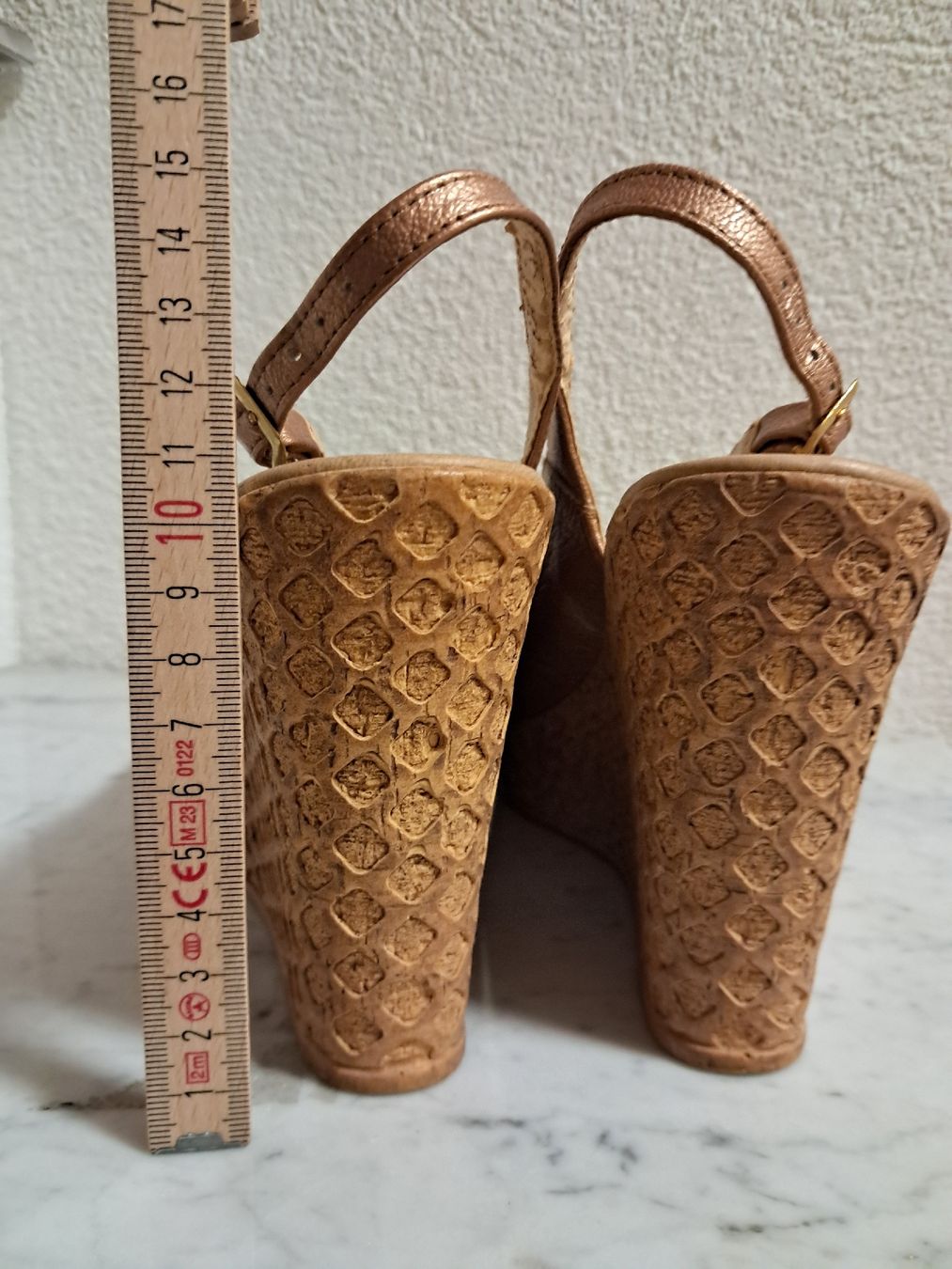 Scarpe da donna: goldene Sandale mit Kailabsatz Gr. 39 – Usato da Weinfelden venduto da Da-ryn01 3