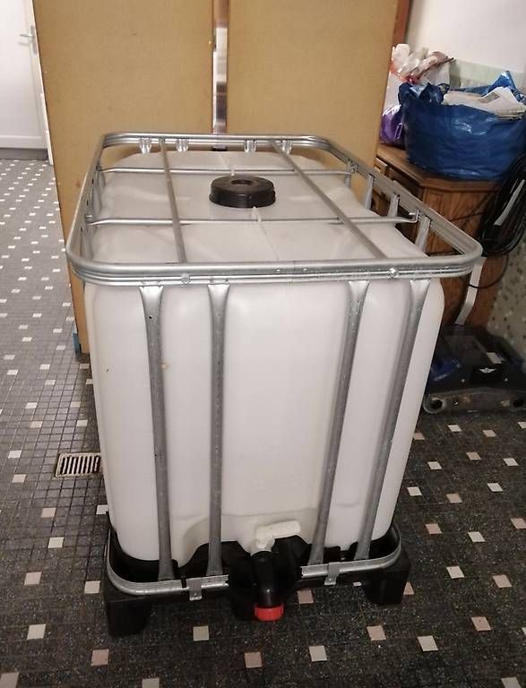 Tränken & Tröge: Citerne 1000 litre  – Gebraucht aus Corsier-sur-Vevey von hel_m267