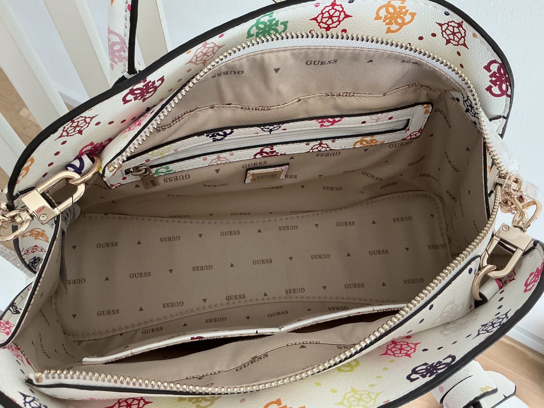 Guess Borse da donna: Guess Tasche wunderschön neu Top modern. – Nuovo (secondo la descrizione) da Rudolfstetten venduto da Foxj 4