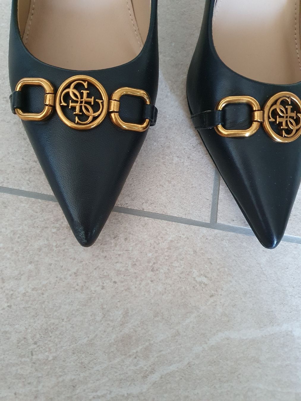 Guess Scarpe da donna: Wunderschöne Guess Pumps schwarz - gold – Nuovo (secondo la descrizione) da Wettingen venduto da __Dom__ 5