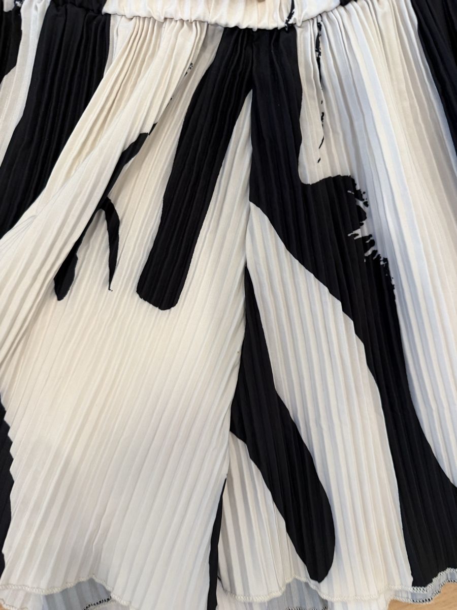 Hosen: Plissee-Shorts in Schwarz-Weiss  – Gebraucht aus Luzern von vqu_8gks 2