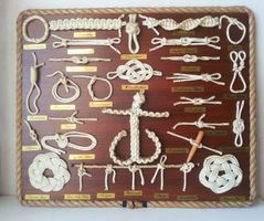 Tafel mit 29 Seemannsknoten, beschriftet m. Messingschildern